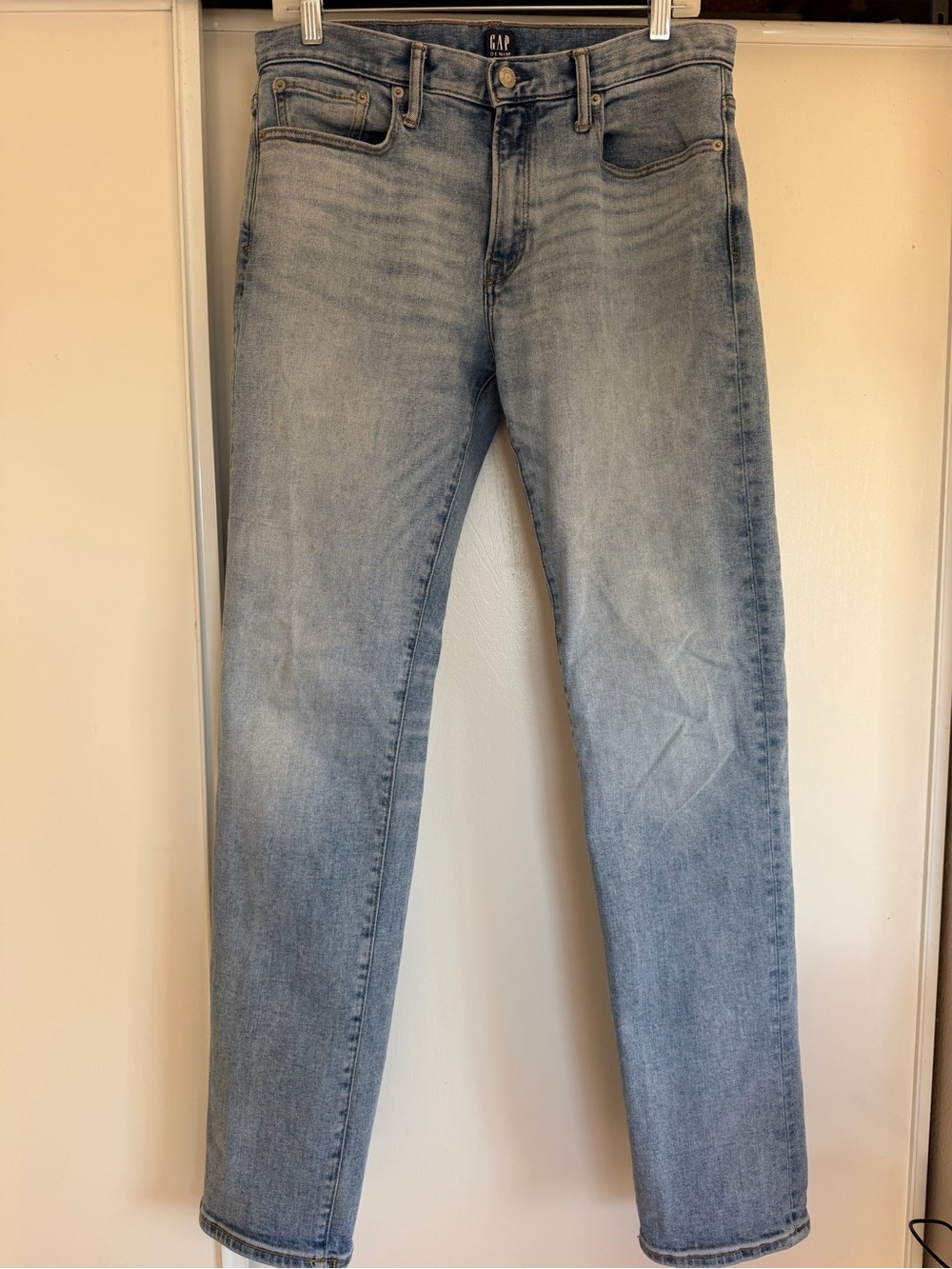 GAP Men's Slim Straight Faded Light Blue Jeans